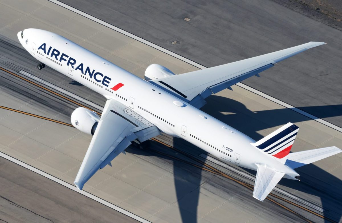 An Air France 777 on the runway.
