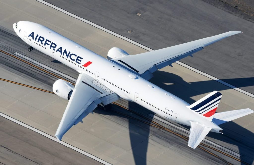 An Air France 777 on the runway.