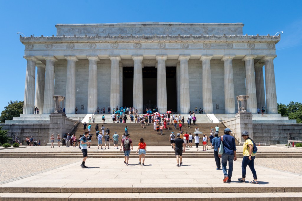 image of the lincoln Memorial in Washington DC with tourists
