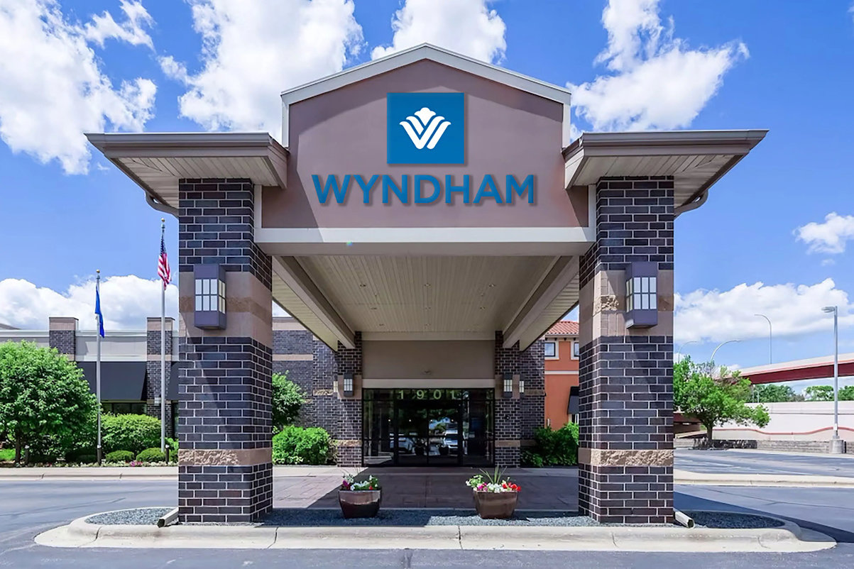 exterior of a Wyndham hotel in Bloomington Minnesota on a sunny day