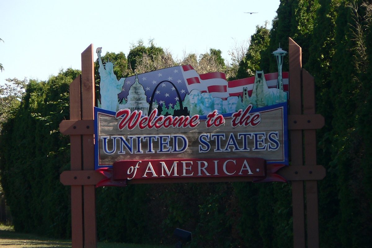 A sign welcomes visitors to the United States.